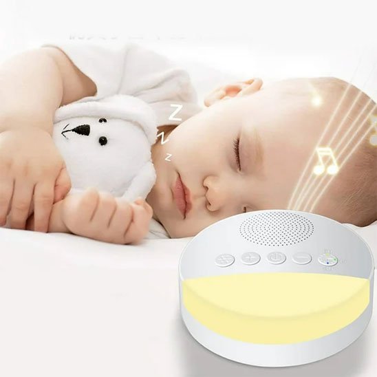bebe endormi tient son doudou avec veilleuse bruit blanc