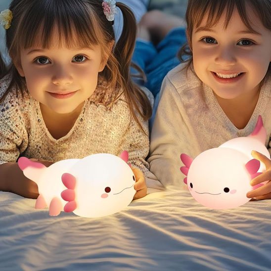 deux fillettes avec veilleuses bebe axolotls rose