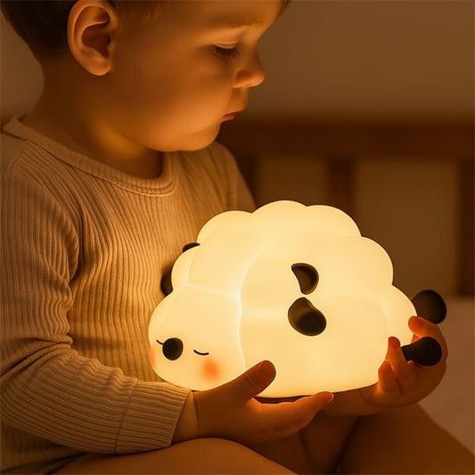 enfant assis tient veilleuse bebe mouton