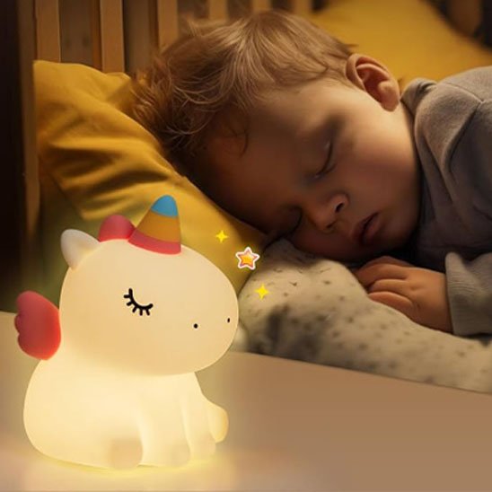 enfant dort paisiblement avec veilleuse bebe licorne