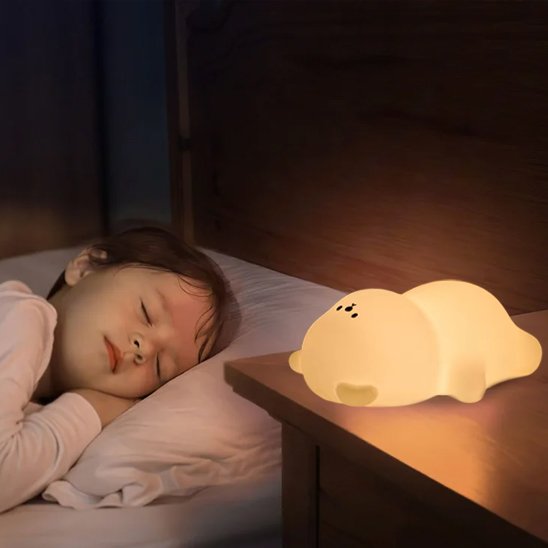 enfant endormi avec veilleuse bebe ourson