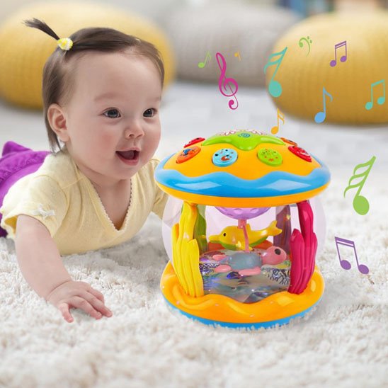 fillette avec veilleuse musicale projecteur