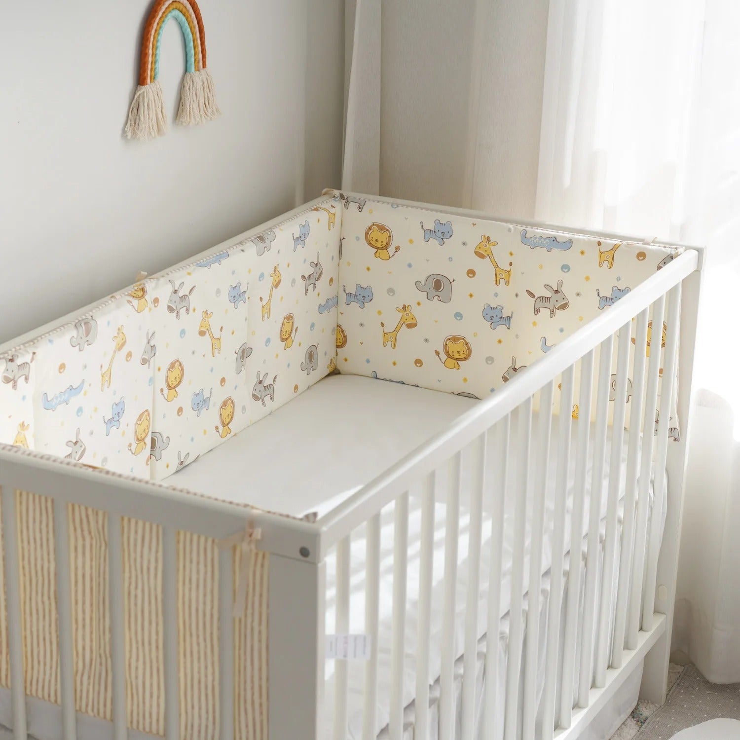 lit enfant avec tour de lit bebe animaux safari