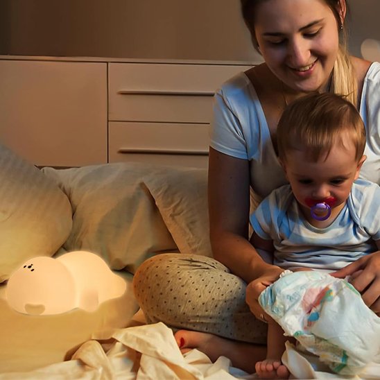 maman et bebe assis avec veilleuse bebe ourson