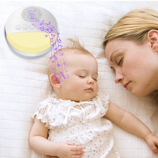 maman et bebe endormis avec veilleuse bruit blanc pour bebe