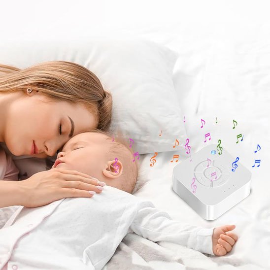 maman et bebe endormis avec veilleuse bruit blanc