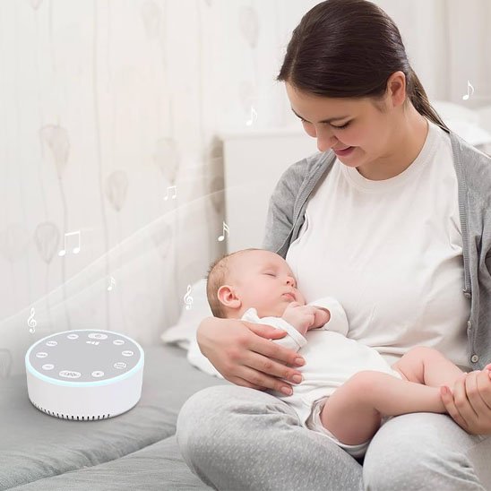 maman tient bebe endormi avec veilleuse bruit blanc