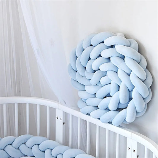 tresse de lit bleue accroche au mur