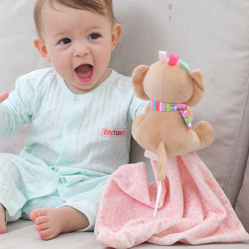 bebe assis tient doudou éléphant