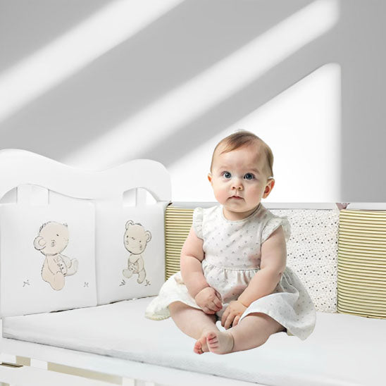 bebe assis tour de lit ourson vert blanc