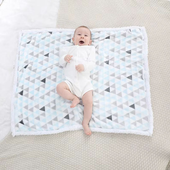 bebe couche sur couverture bebe