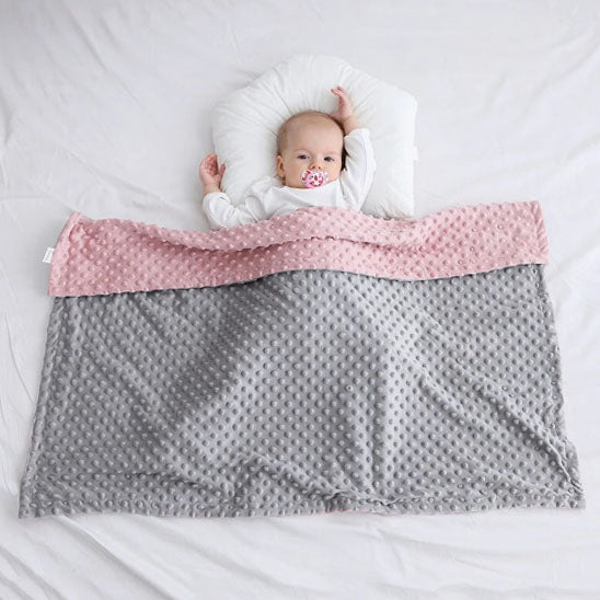 bebe endormi avec couverture mauve rose