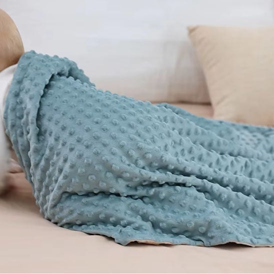 bebe se promene avec couverture bebe bleue
