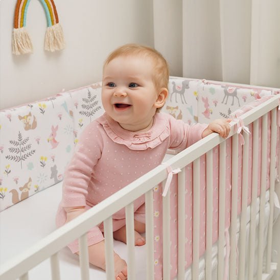 bebe sourit berceau tour de lit animaux