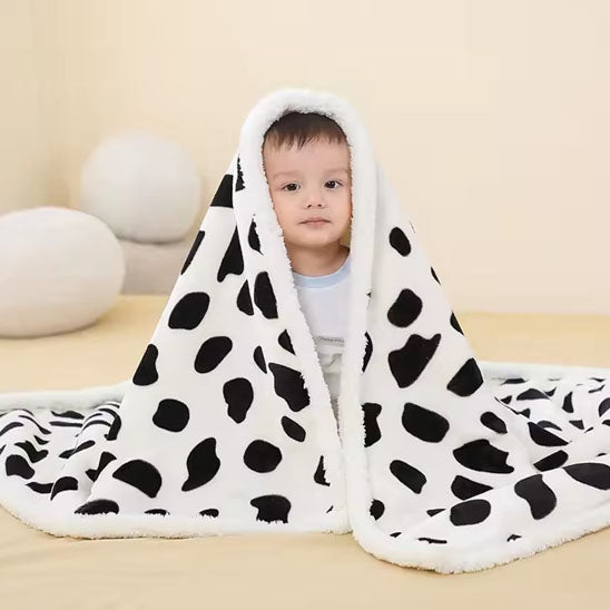 enfant assis couverture bebe leopard noir blanc sur tete
