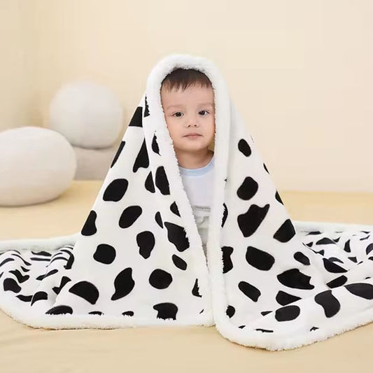 enfant assis couverture bebe leopard noir blanc sur tete