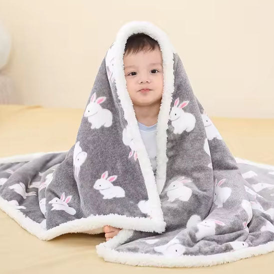 enfant assis couverture bebe mauve lapins sur tete