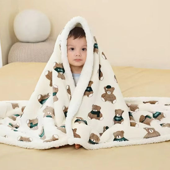 enfant assis couverture bebe oursons sur tete