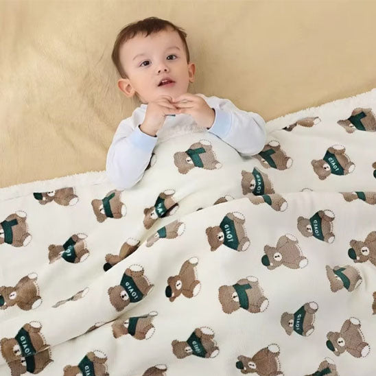 enfant couche avec couverture bebe oursons
