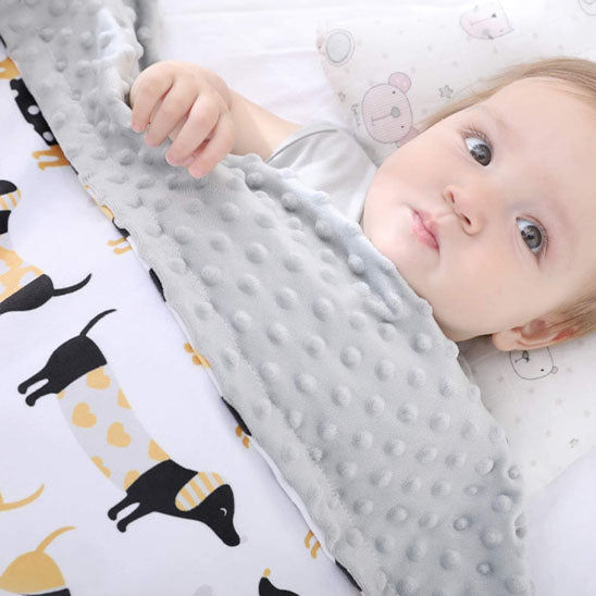 enfant couche sous couverture bebe chiens