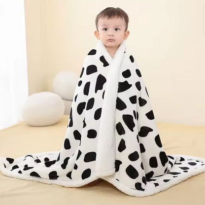 enfant emmaillote avec couverture bebe leopard noir blanc