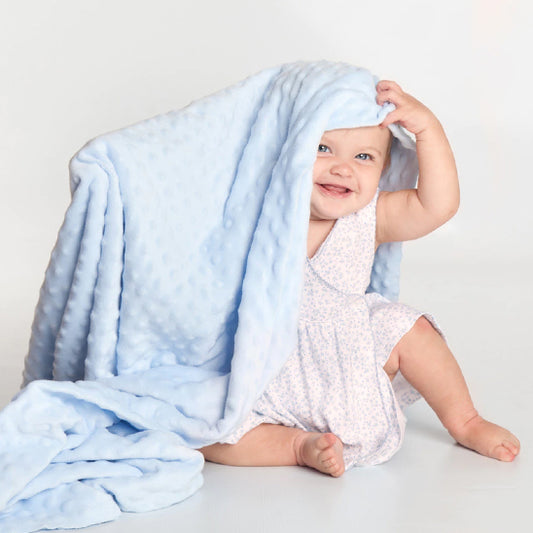 fillette assise couverture bebe bleue