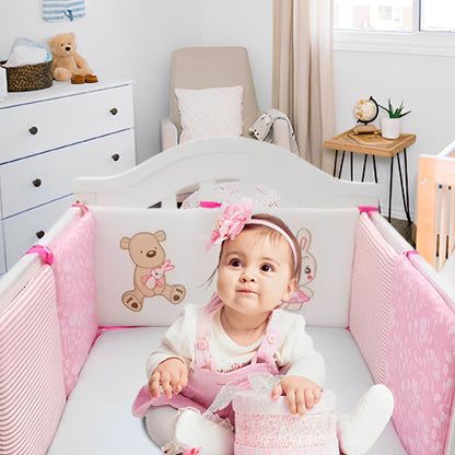 fillette assise lit tour de lit bebe rose blanc