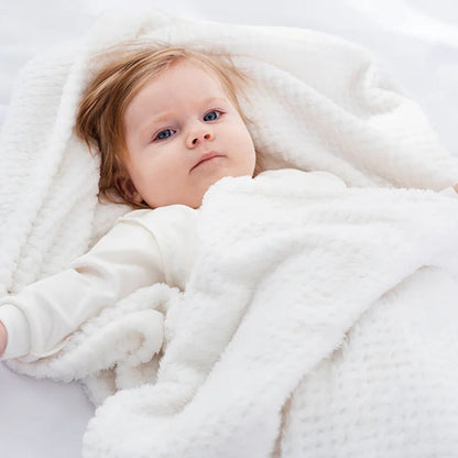 fillette couche couverture bebe blanche