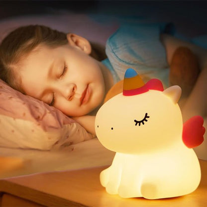 fillette dort paisiblement avec veilleuse bebe licorne
