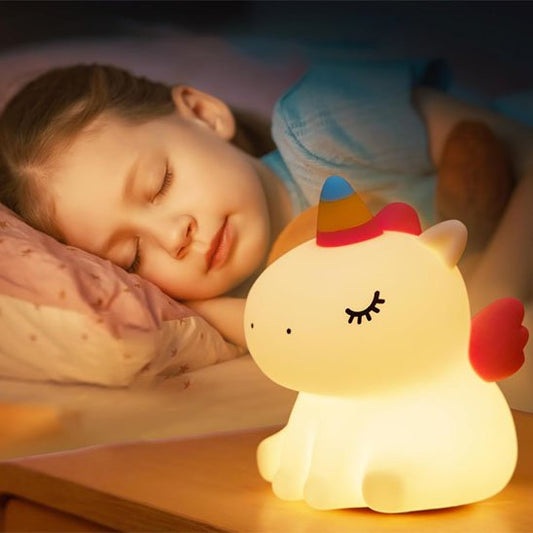 fillette dort paisiblement avec veilleuse bebe licorne