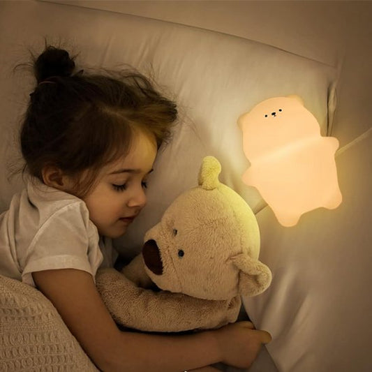 fillette endormie tient peluche avec veilleuse bebe ourson