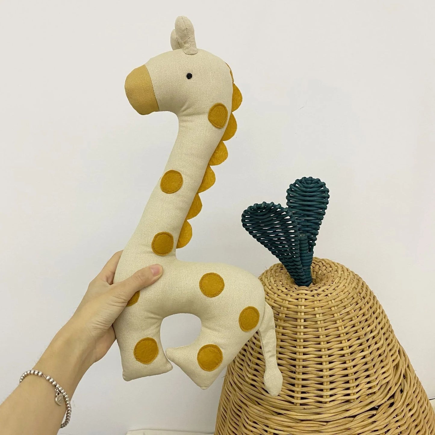 main tient doudou girafe