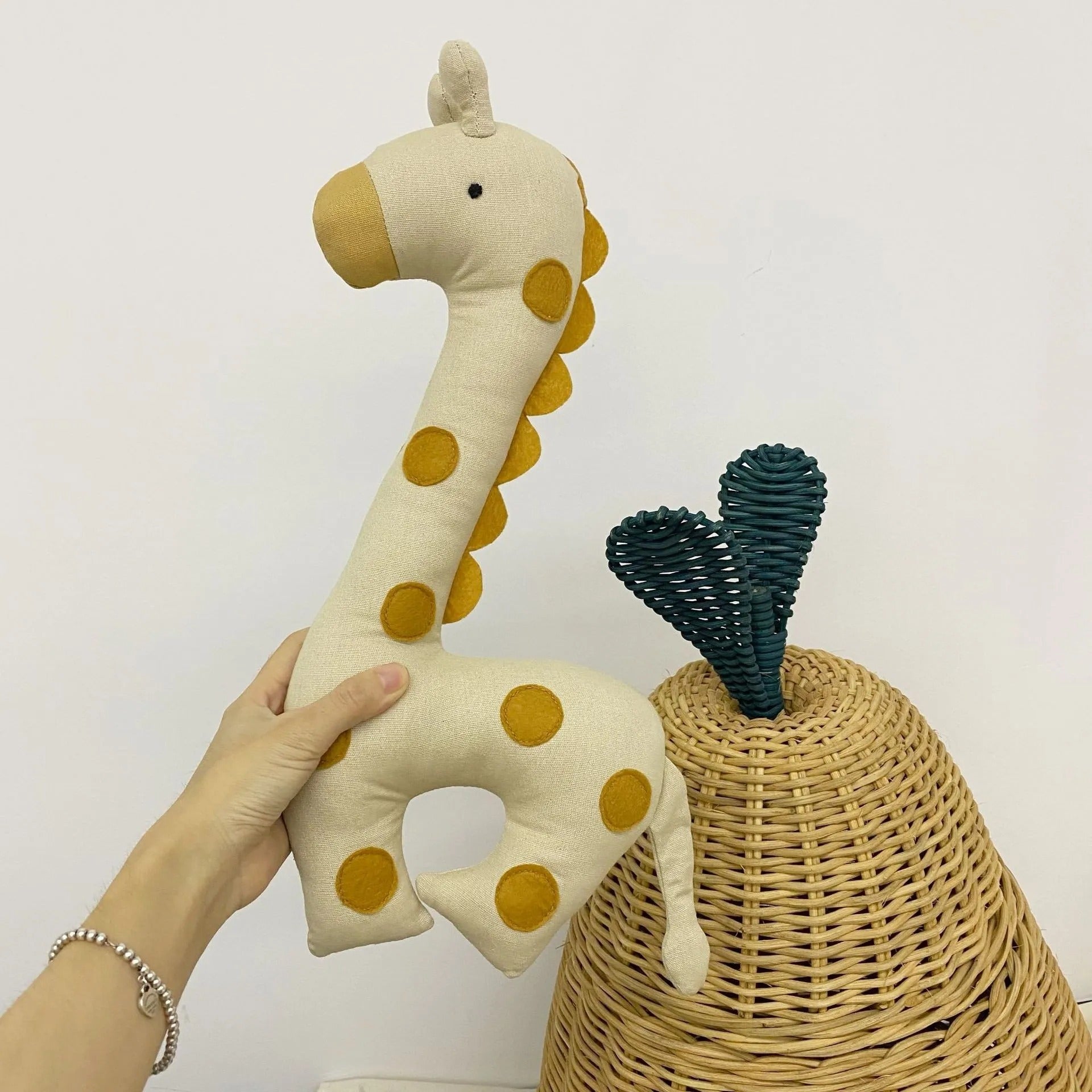 main tient doudou girafe