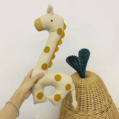 main tient doudou girafe